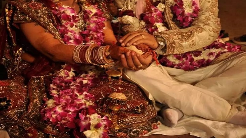 यूपी: आशीष से यूसुफ बने राजस्व अधिकारी को पद से हटाया, पत्नी ने कहा- दोबारा शादी करने के लिए किया धर्म परिवर्तन